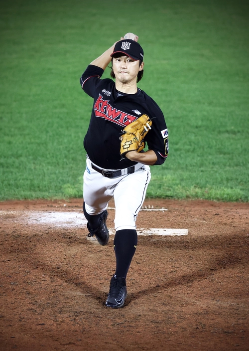 kt wiz 안영명 멘털 코치가 kt 선수 시절 투구하고 있는 모습. /kt wiz 제공