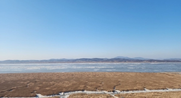 파주 검단사에서 바라 본 한강과 공릉천이 만나는 한강 하류와 김포. /최철호 소장 제공