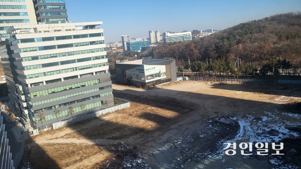 코로나19 팬데믹과 러시아·우크라이나 전쟁 등 대외 여건 악화로 10여년간 장기 표류해 온 ‘사동 90블록 복합개발사업’ 현장. 2026.1.28 안산/김종찬기자 chani@kyeongin.com