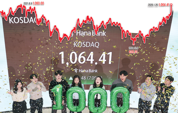 코스닥 지수가 4년여만에 1,000선을 넘어선 26일 서울 중구 하나은행 본점 딜링룸에서 딜러들이 세리머니를 하고 있다. 2026.1.26 /연합뉴스