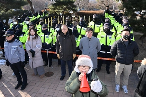 수원으로 옮긴 ‘위안부 혐오 시위’ 대응 골머리