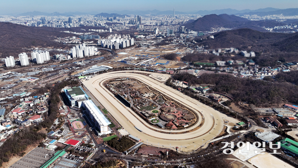 정부가 작년 발표한 9·7 부동산 공급대책의 후속 조치로 과천·성남 등 수도권 일대에 6만 가구를 공급하는 ‘도심 주택공급 확대 및 신속화 방안’을 발표했다. 사진은 29일 9천800가구 규모의 주택 공급 개발이 추진되는 과천 렛츠런파크 일대 모습. 2026.1.29 /최은성기자 ces7198@kyeongin.com