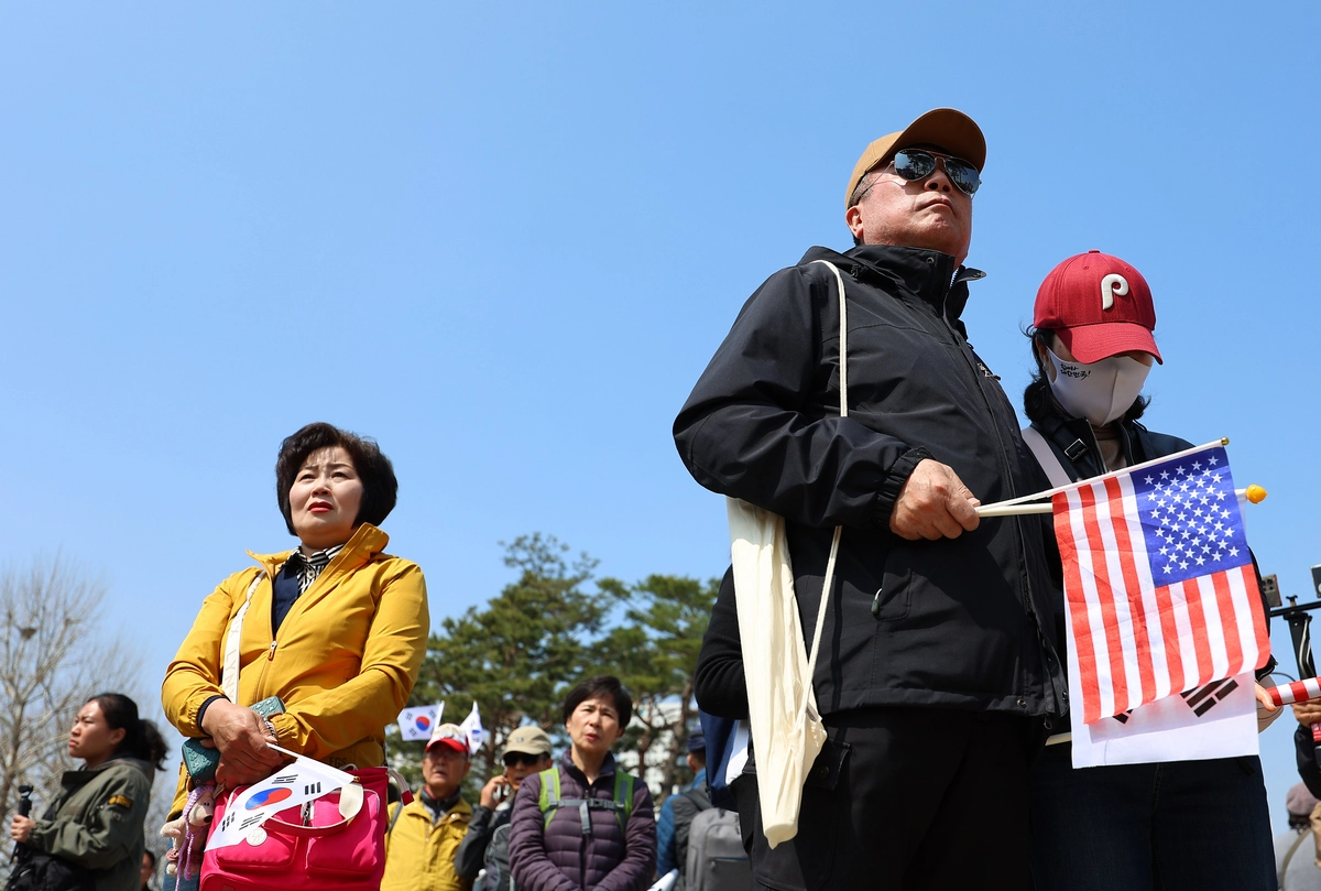 헌재의 윤석열 전 대통령 탄핵 인용이 발표된 2025년 4월 4일 서울 용산 대통령실 인근에서 지지자들이 낙담하고 있다. 2025.4.4 /연합뉴스