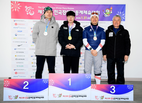 제23회 전국장애인동계체육대회 남자 바이애슬론 인디비주얼 7.5㎞ STANDING(선수부)에서 우승한 이찬호가 시상대에서 기념촬영을 하고 있다. /대한장애인체육회 제공