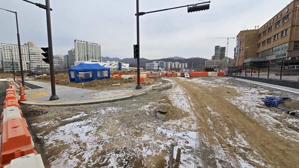 중학교 설립 문제로 갈등이 지속되고 있는 복정1지구 조성 현장. 오른쪽 건물은 복정고등학교이다. /입주자 제공