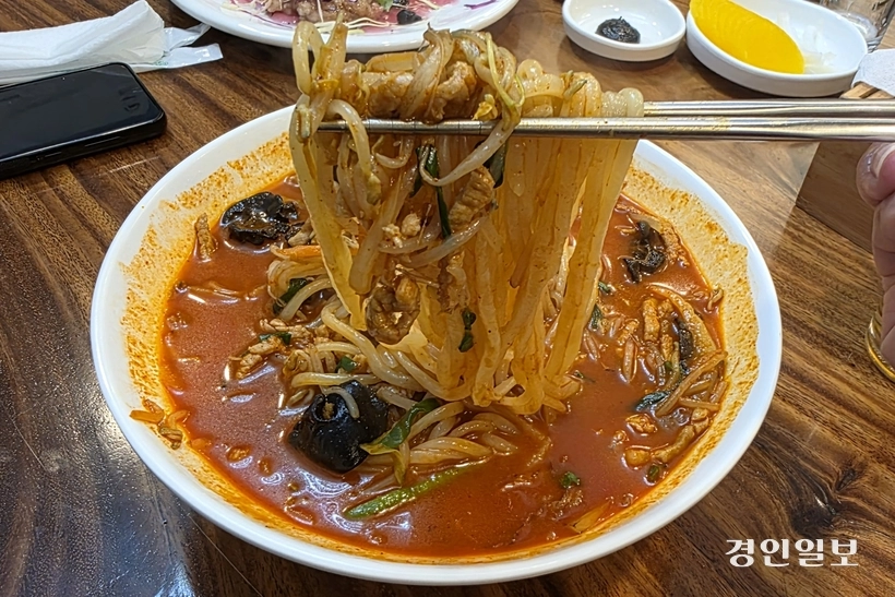 국물의 간도 면의 익힘도 크게 흠잡을 데가 없었던 고기짬뽕. /황성규기자 homerun@kyeongin.com