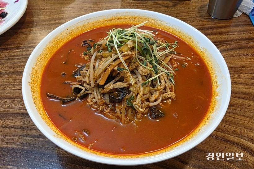 고기짬뽕의 정석. 불 내음이 은은하게 배어 있는 국물과 면발, 재료들의 어울림이 참 좋다. /황성규기자 homerun@kyeongin.com