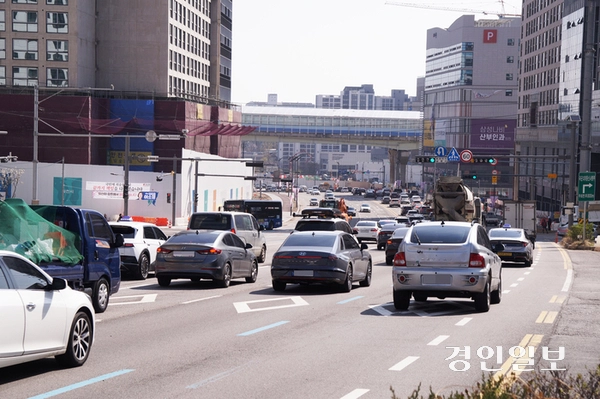 지식정보타운을 관통하는 과천대로에 많은 차량들이 지나는 모습. 과천대로는 우회도로 일부 개통 이후 교통난이 완화되기는 했으나, 출퇴근 시간 등에는 여전히 많은 차량들로 심한 정체를 보이고 있다. /경인일보DB