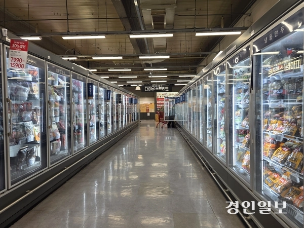 수원의 한 마트에서  냉동으로 된 간편식이 길게 진열돼 있다. 2026.1.30 /구민주기자 kumj@kyeongin.com