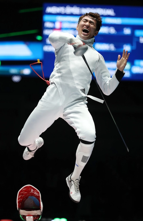 한국 펜싱 대표팀의 박상영이 브라질 리우데자네이루 올림픽파크 카리오카 아레나3에서 열린 2016 리우올림픽 펜싱 남자 에페 결승에서 제자 임레(헝가리)를 꺾고 금메달을 따낸 뒤 환호하고 있다. /연합뉴스