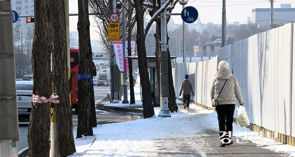 2일 오전 수원시 영통 2구역 재건축 현장 동수원초등학교 옆 인도를 보행로 확보 없이 공사를 진행해 주민들이 통행 불편을 겪고 있다. 2026.2.2 /임열수기자 pplys@kyeongin.com