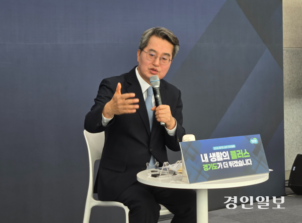 2일 오전 경기도청 단원홀에서 열린 ‘신년 기자 간담회’에서 김동연 경기도지사가 기자들의 질문에 답변하고 있다. 2026.2.2 /김태강기자 think@kyeongin.com