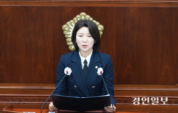 과천시의회 우윤화 의원이 2일 본회의에서 ‘과천 경마공원·국군방첩사 부지 9천800호 주택 공급 계획 철회 촉구 결의안’을 낭독하고 있다. 2026.2.2  과천/박상일기자 metro@kyeongin.com