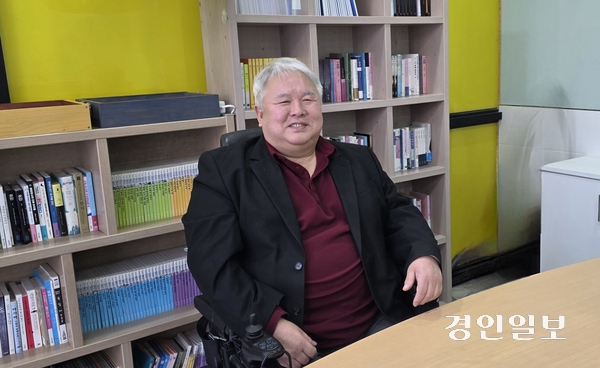 김정태 용인시장애인자림생활센터장이 경인일보와 인터뷰 하고 있다. /오수진 기자 nuri@kyeongin.com