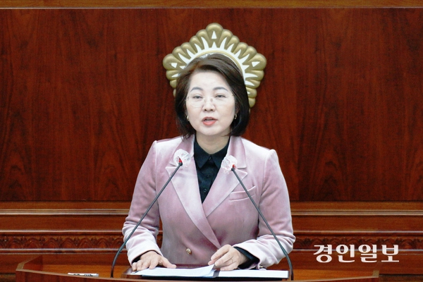 과천시의회 황선희 부의장이 2일 본회의에서 정부의 과천 경마공원·국군방첩사 부지 주택 9천800호 공급계획을 강도 높게 비판하는 7분 자유발언을 하고 있다. 2026.2.2  과천/박상일기자 metro@kyeongin.com