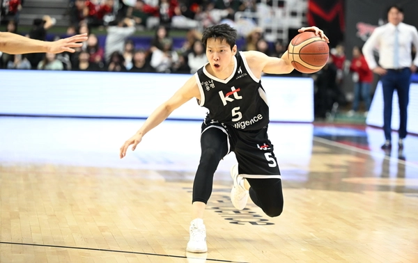 수원 kt 김선형이 지난 1일 DB와의 경기에서 드리블을 하고 있다. 2026.2.2 /KBL 제공