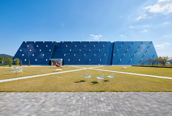 지난 2021년 옛 광양역사 자리에 개관한 전남도립미술관은 건물 전체를 감싼 유리 파사드가 인상적으로 미술관 외벽은 자연을 그대로 담은 캔버스 역할을 한다. /전남도립미술관 제공