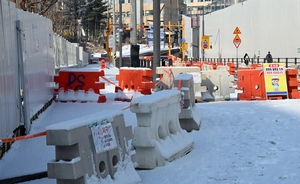 인도 점령한 수원 영통2 재건축… “통행 불편 사고날라” 주민 아찔