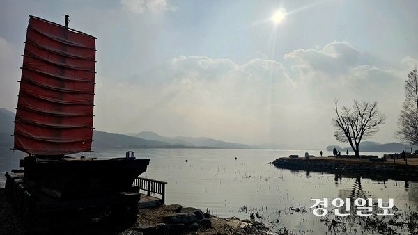 두물머리 일원에 설치된 황포돛배. 곳곳에서 외투를 껴입고 한적함을 즐기는 방문객들을 볼 수 있었다. 2025.12.17 양평/장태복기자 jkb@kyeongin.com