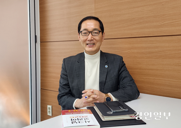 지난달 인천시 공무원들을 대상으로 진행된 특강 ‘생성형 AI 활용법’의 강사로 나선 조용호 콘텐츠기획팀장은 “효과적이고 창의적으로 질문하는 법을 터득하면 행정 업무의 효율성도 극대화할 것”이라고 했다. 2026.2.3 /한달수기자 dal@kyeongin.com