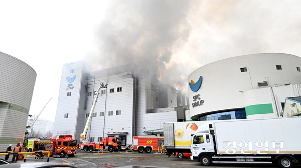3일 오후 2시 59분께 시흥시 정왕동 시화공단 내 SPC삼립 시화공장에서 화재가 발생해 소방 당국이 대응 1단계를 발령했다. 이번 화재로 노동자 3명이 연기를 흡입해 병원으로 이송돼 치료를 받았다. 사진은 화재가 발생한 SPC삼립 시화공장. 2026.2.3 /최은성기자 ces7198@kyeongin.com