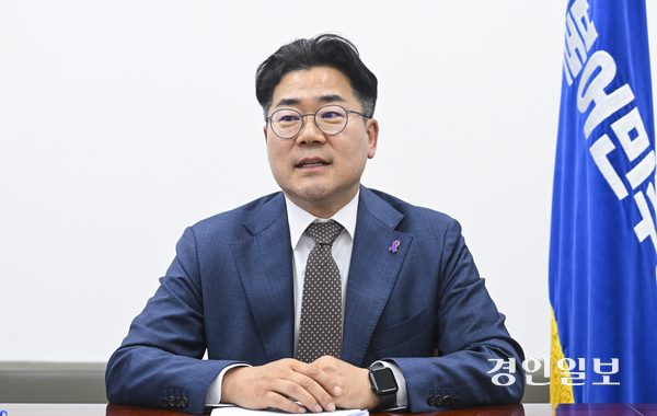 더불어민주당 박찬대(연수구갑) 의원이 3일 지역위원장직을 사퇴했다. 그는 이날 인천시청에서 기자들과 만나 “설 연휴 전까지 출마 여부를 결정하겠다”고 하는 등 사실상 지선 출마로 마음을 굳힌 것으로 풀이된다. /경인일보DB