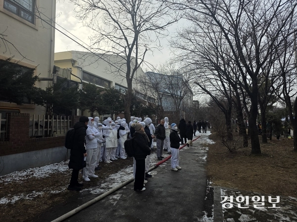 시흥 정왕동 SPC삼립 시화공장에서 불이 나 작업자들이 연기를 흡입해 병원 치료를 받는 피해가 발생했다. 불을 피해 공장 바깥으로 직원들이 대피해 있다. 2026.2.3 /고건 gogosing@kyeongin.com