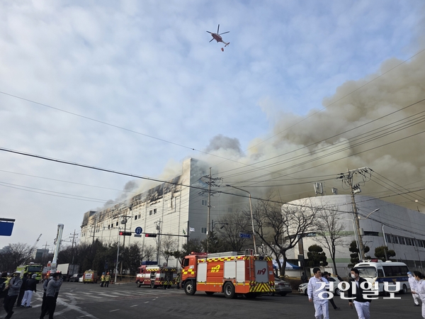 시흥 정왕동 SPC삼립 시화공장에서 불이 나 작업자들이 연기를 흡입해 병원 치료를 받는 피해가 발생했다. 식빵 제조가 이뤄지는 신관 건물에서 연기가 나는 모습. 2026.2.3 /고건 gogosing@kyeongin.com