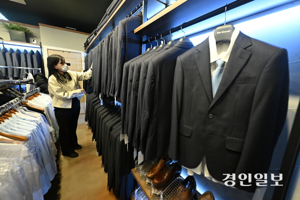 3일 오후 수원시 영통구 슈트갤러리 수원점에서 직원이 대여용 정장을 정리하고 있다. 수원시는 취업을 준비하는 19~39세 수원 청년에게 면접 정장을 빌려주는 ‘2026년 청나래’ 사업을 지난 2일 시작했다. 2026.2.3 /최은성기자 ces7198@kyeongin.com