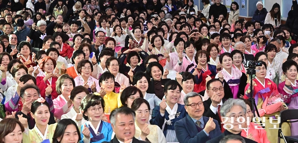 3일 오후 인천시 미추홀구 남인천중·고등학교에서 열린 중학교 졸업식에서 만학의 꿈을 이룬 늦깎이 졸업생들이 기념촬영을 하고 있다. 2026.2.3 /조재현기자 jhc@kyeongin.com