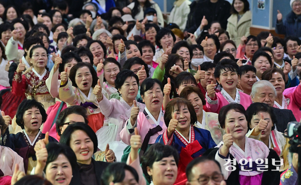 3일 오후 인천시 미추홀구 남인천중·고등학교에서 열린 중학교 졸업식에서 만학의 꿈을 이룬 늦깎이 졸업생들이 환호하고 있다. 2026.2.3 /조재현기자 jhc@kyeongin.com