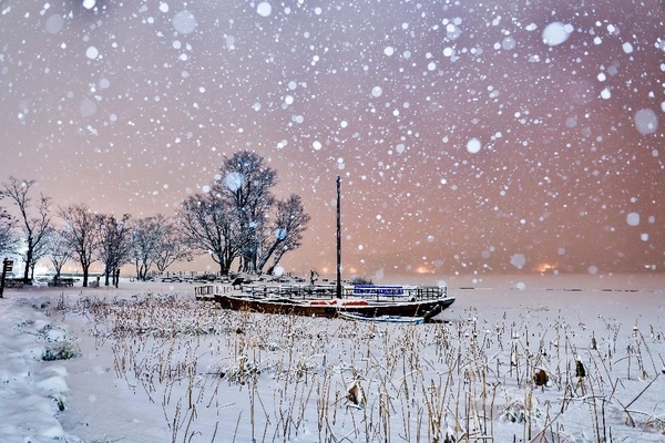한 겨울, 남한강과 북한강이 얼어붙은 두물머리에 눈이 내리면 장대한 설경을 볼 수 있다. 영하의 비수기에도 가끔은 두물머리를 찾아야 하는 이유다. /양평군 제공