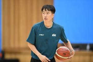 사상 첫 외국인 감독과 ‘드리블’… 김성철 국대 코치를 만나다