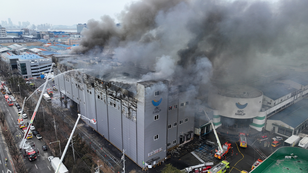 SPC삼립 시화공장 화재 4시간 만에 ‘초진’… 3명 경상, 추가 피해 없어