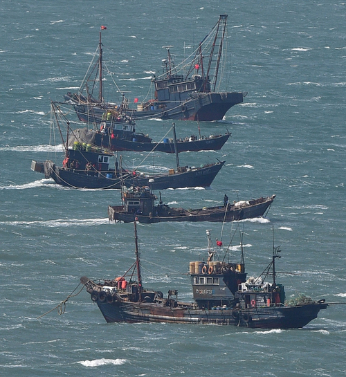 유엔식량농업기구(FAO)에 따르면 지난 2023년 우리나라의 꽃게 어획량은 1만8천975t으로 중국(46만1천683t) 어획량의 4.1% 수준이었다. 사진은 인천 옹진군 연평도 인근 NLL(북방한계선)에서 조업을 하고 있는 중국어선 모습. /경인일보DB