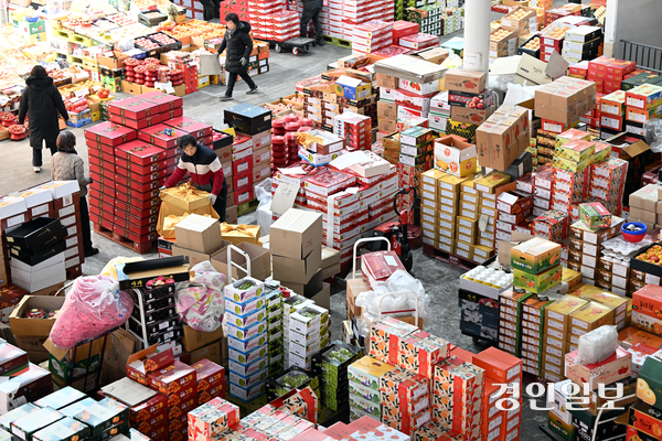 설 연휴를 열흘여 앞둔 4일 오전 수원시 권선구 수원농산물도매시장 과일동에 선물용 과일 상자가 가득 쌓여 있다. 2026.2.4 /임열수기자 pplys@kyeongin.com