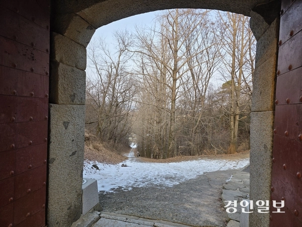 강화 내성 북문 밖 성곽의 모습. 2026.2.1 /정진오기자 schild@kyeongin.com
