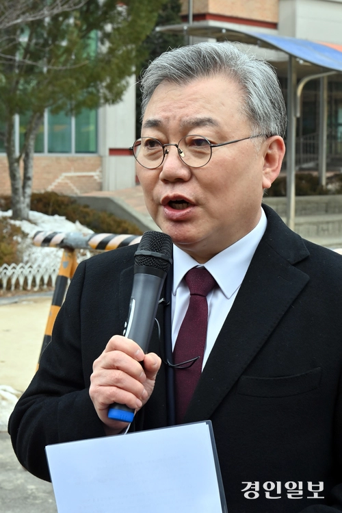 이현준 넥스트인천교육 상임대표가 4일 인천학산초등학교에서 인천시교육감 출마선언을 하고 있다. 2026.2.4 /김용국기자 yong@kyeongin.com