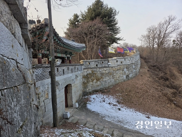 강화 내성 북문은 지금도 사람들이 오가는 통로이다. 고려시대 역시 마찬가지였을 것으로 보인다. 2026.2.1 /정진오기자 schild@kyeongin.com