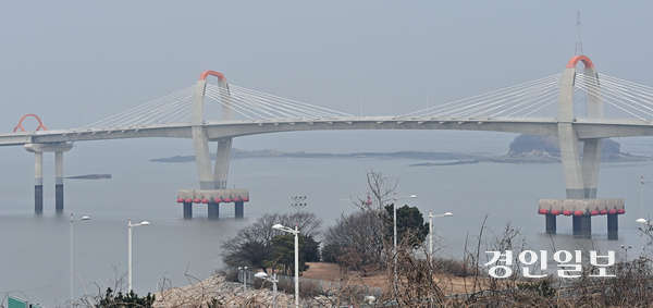 영종도와 접경지역인 강화도를 연결하는 ‘서해남북평화도로’ 1단계 구간인 영종도∼신도 도로가 오는 5월 말 개통 예정인 가운데 해상교량의 명칭을 이달 말 인천시 지명위원회에서 심의할 예정이다. 사진은 4일 오전 인천시 중구 운서동에서 바라본 서해남북평화도로 1단계 해상교량 구간. 2026.2.4 /조재현기자 jhc@kyeongin.com