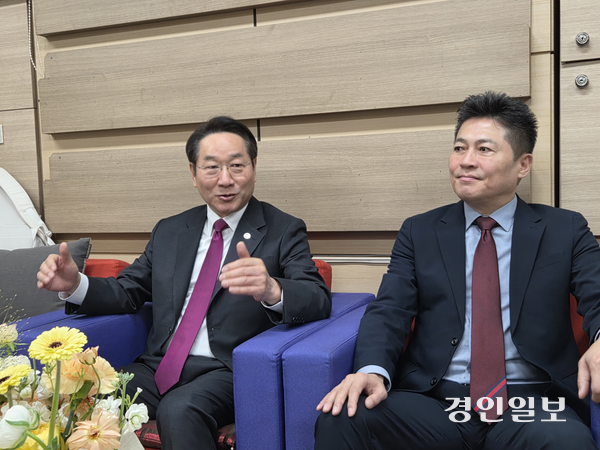 유정복 인천시장은 4일 중구청에서 기자간담회를 갖고 “영종구 신설과 관련한 인력 조정 문제를 구와 협의 중”이라고 했다. 2026.2.4 /정운기자 jw33@kyeongin.com