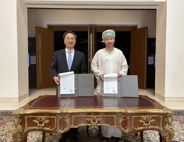 지난 3일 오만 국립박물관에서 국립인천해양박물관 우동식 관장과 오만 국립박물관 자말 알-무사위 관장이 업무협약을 체결한 뒤 기념 촬영을 하고 있다. /국립인천해양박물관 제공