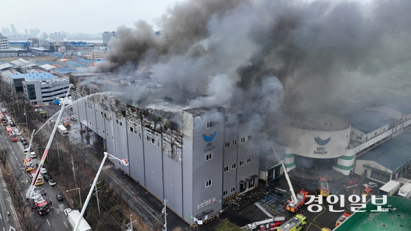 3일 오후 2시 59분께 시흥시 정왕동 시화공단 내 SPC삼립 시화공장에서 화재가 발생해 소방 당국이 대응 1단계를 발령했다. 이번 화재로 노동자 3명이 연기를 흡입해 병원으로 이송돼 치료를 받았다. 사진은 화재가 발생한 SPC삼립 시화공장. 2026.2.3 /최은성기자 ces7198@kyeongin.com