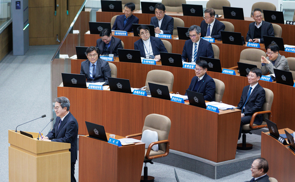4일 오전 경기도의회 본회의장에서 열린 제388회 임시회 2차 본회의에서 김동연 경기도지사가 도정질의에 답변하고 있다. 2026.2.4 /경기도 제공