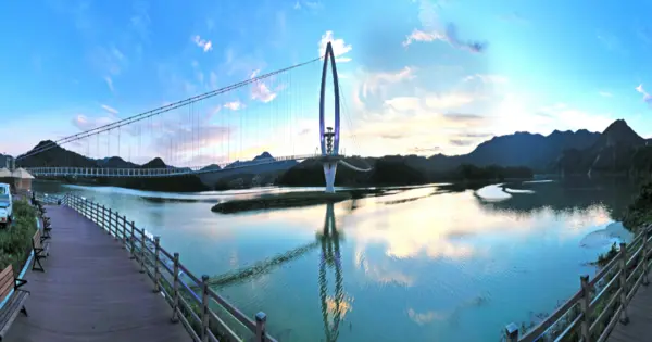 요산공원에서 아름다운 호수를 가로지르며 붕어섬을 건널 수 있는 옥정호 출렁다리. /임실군 제공