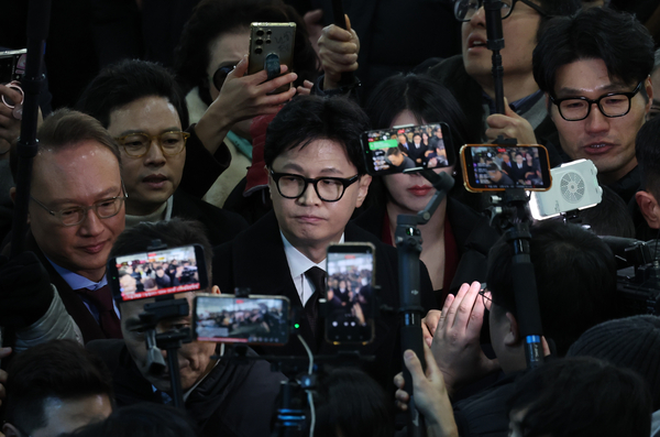 국민의힘에서 제명된 한동훈 전 대표가 29일 제명 결정과 관련해 기자회견을 하기 위해 국회 소통관으로 향하고 있다. 2026.1.29 /연합뉴스