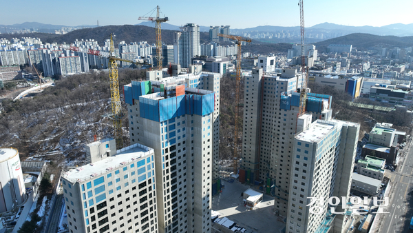 지역 전문건설업체의 하도급 수주를 늘리기 위해서는 단순한 권고를 넘어 구조 자체를 손보는 접근이 필요하다는 것이 전문가들의 공통된 진단이다. 경기도의 한 건설 현장. 2026.2.3 /최은성기자 ces7198@kyeongin.com