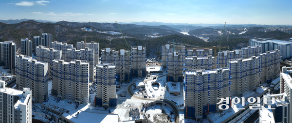 경기도가 홍보와 권고에 머물며 건설 하도급 구조에 직접 손을 대지 못하는 사이 타 지자체들은 유인책과 진입 장벽을 앞세워 지역 건설업체를 보호하고 있다. 경기도의 한 건설 현장. 2026.2.3 /최은성기자 ces7198@kyeongin.com