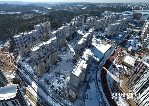 대형 종합건설사 중심으로 굳어진 건설현장 하도급 구조 또한 경기도 전문건설인들의 경기도 진입을 막는 요인으로 꼽힌다. 경기도의 한 건설 현장. 2026.2.3 /최은성기자 ces7198@kyeongin.com