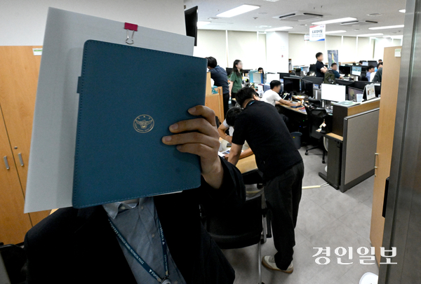 지난해 오산시 가장교차로 고가도로에서 옹벽이 붕괴해 1명이 숨지는 사고가 발생한 가운데 경찰이 강제수사에 나섰다. 당시 경찰이 오산시청에서 압수수색을 진행한 모습. /경인일보DB